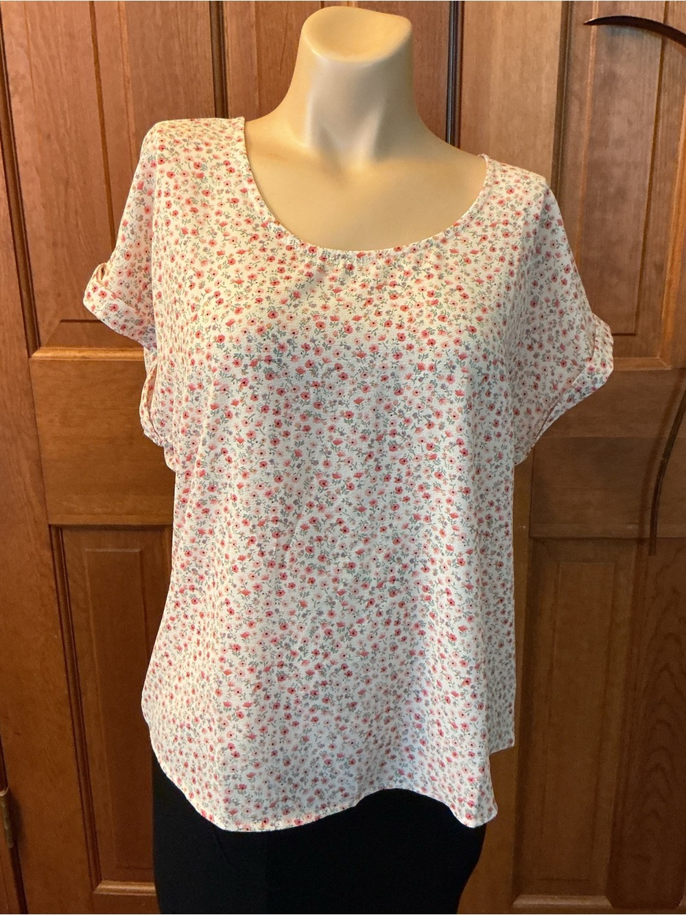 Hippie Rose White Floral Scoop Neck Women's creepy feel light Top -